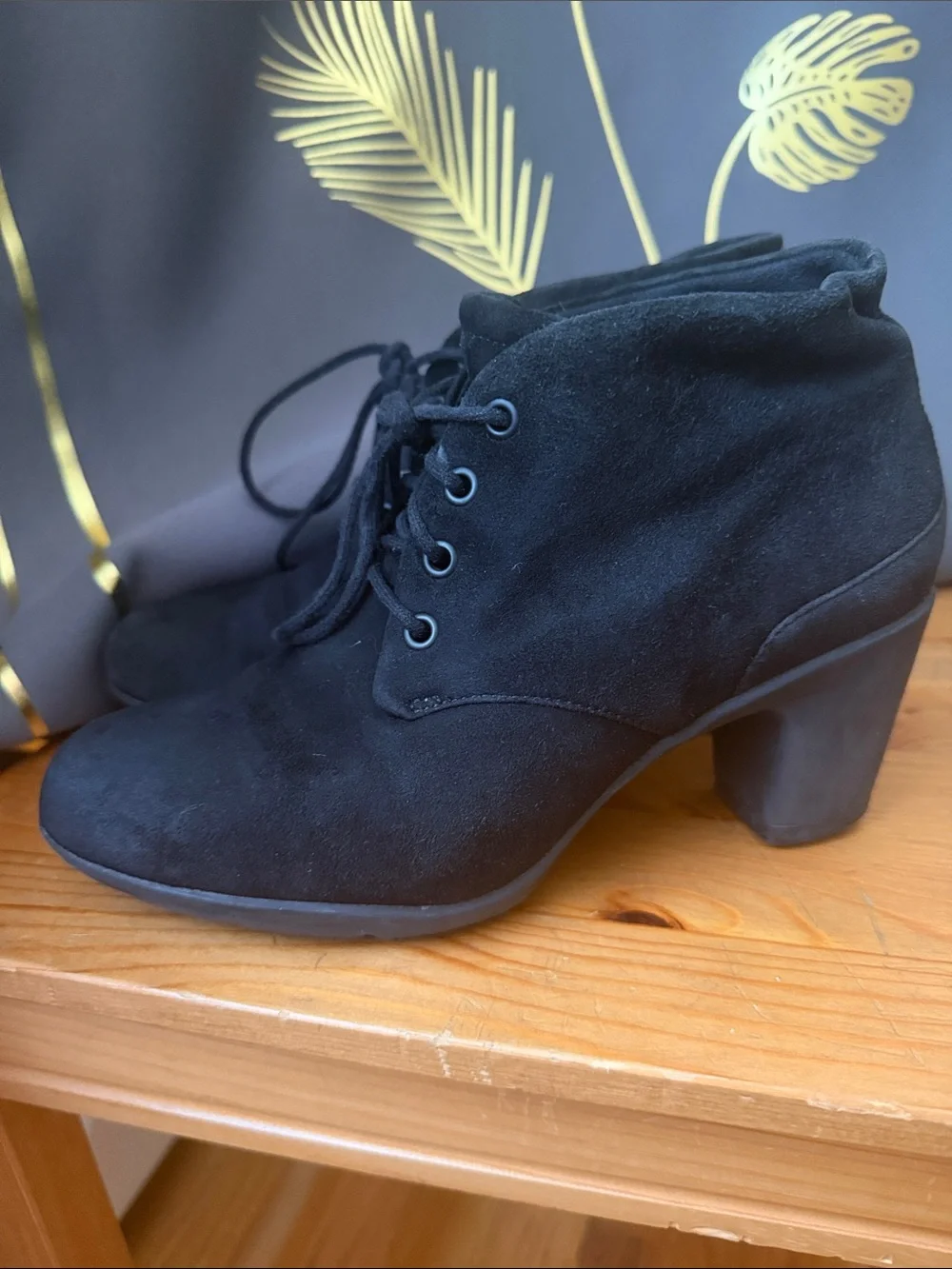 Clark’s Women’s Black Lace-Up Suede Ankle Boots Women’s 6